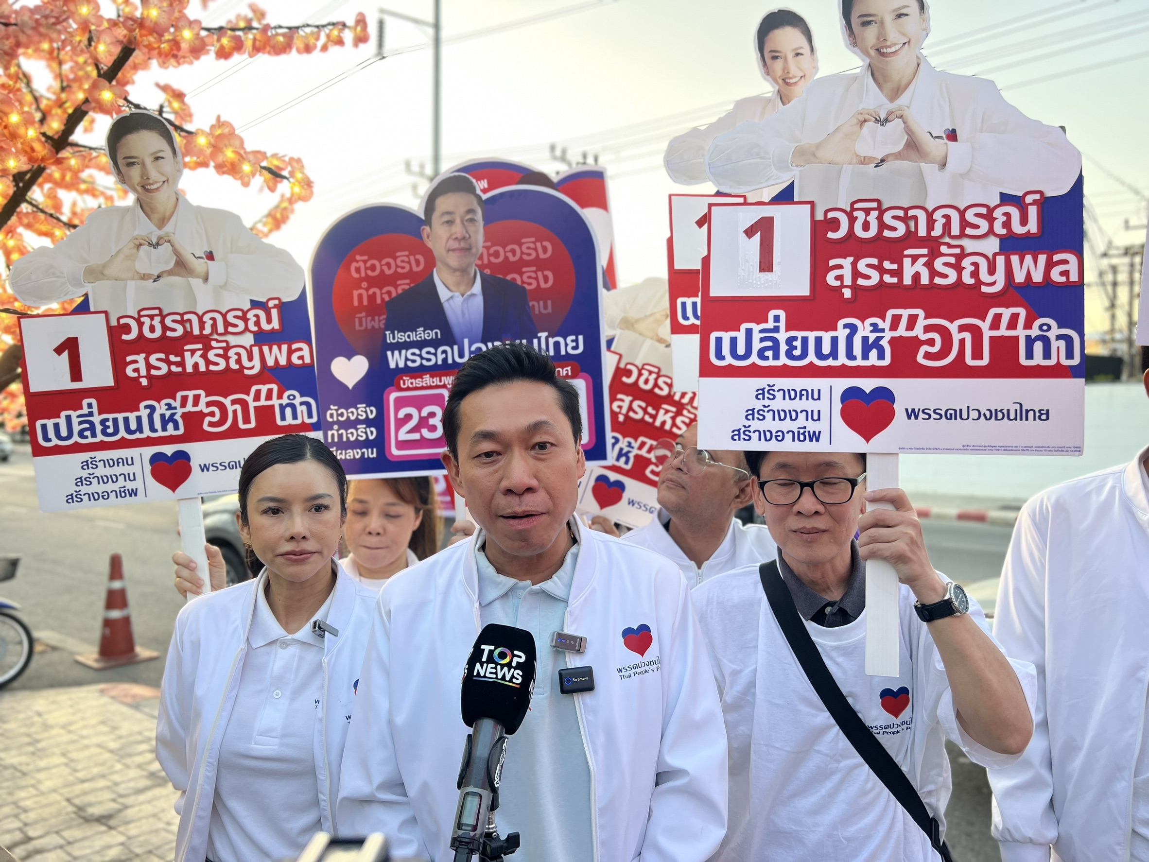 เอกสิทธิ์ ศรีสงคราม และวชิราภรณ์ สีนวลสกุล หาเสียงที่ตลาดท้ายบ้าน