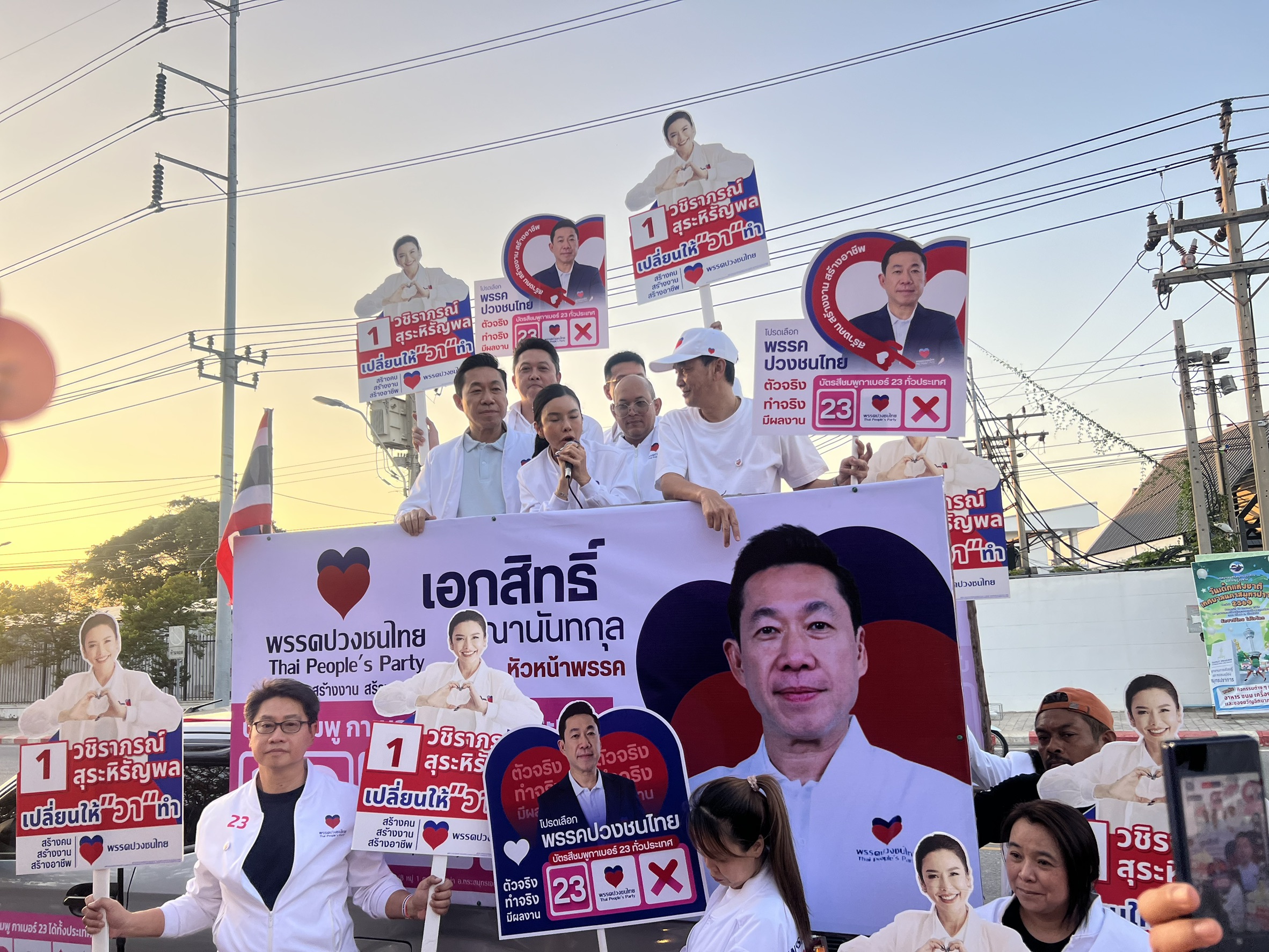 ทีมงานพรรคปวงชนไทยพบปะประชาชนในตลาด