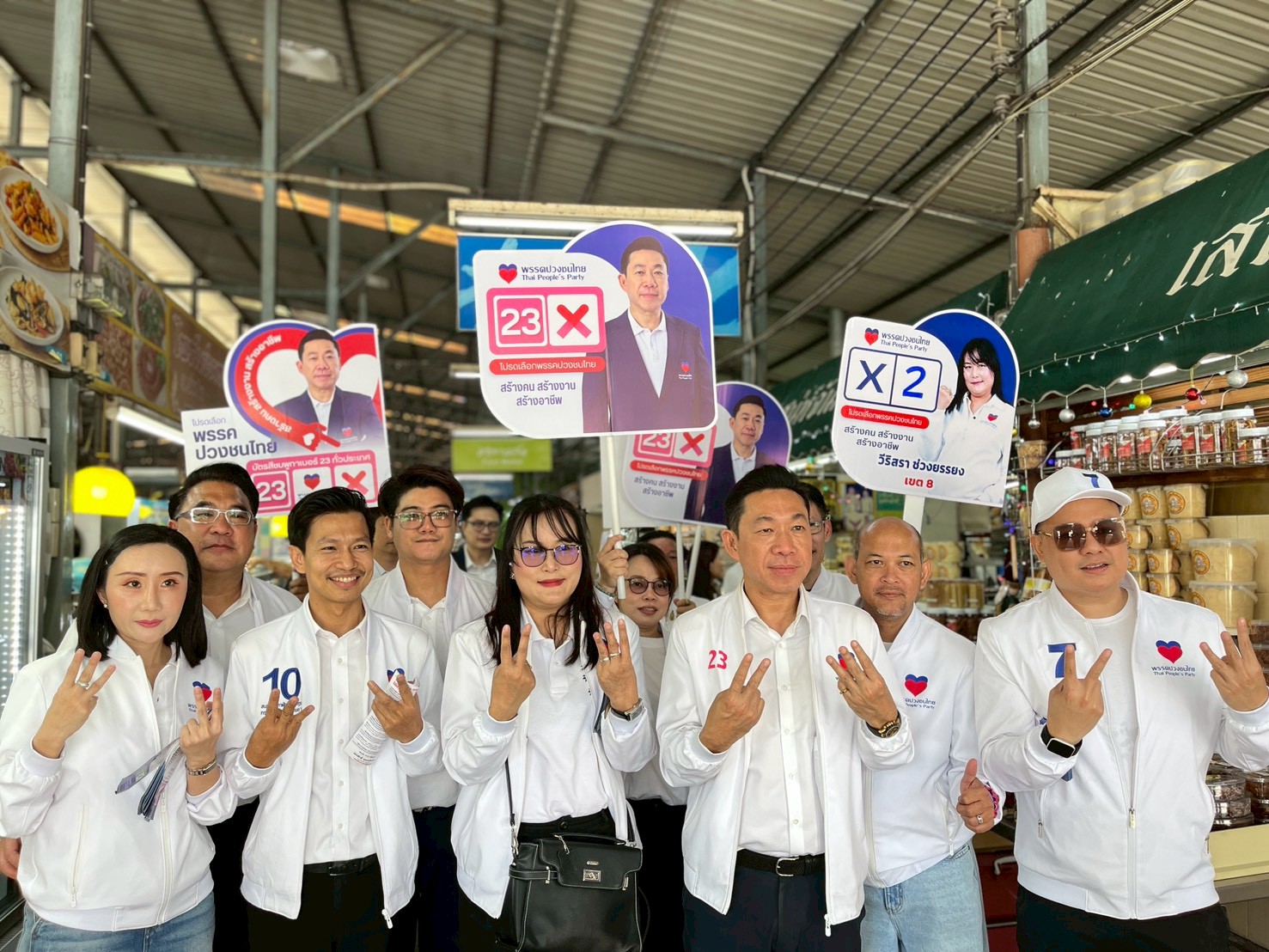 วชิราภรณ์ สีนวลสกุล แจกแผ่นพับแนะนำตัว