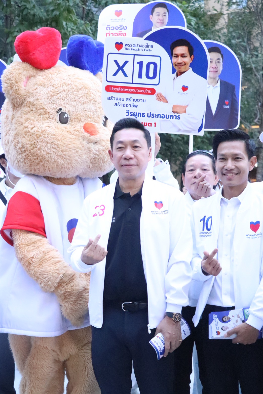 ทีมงานพรรคปวงชนไทยพูดคุยกับกลุ่มเยาวชนบริเวณสยามสแควร์