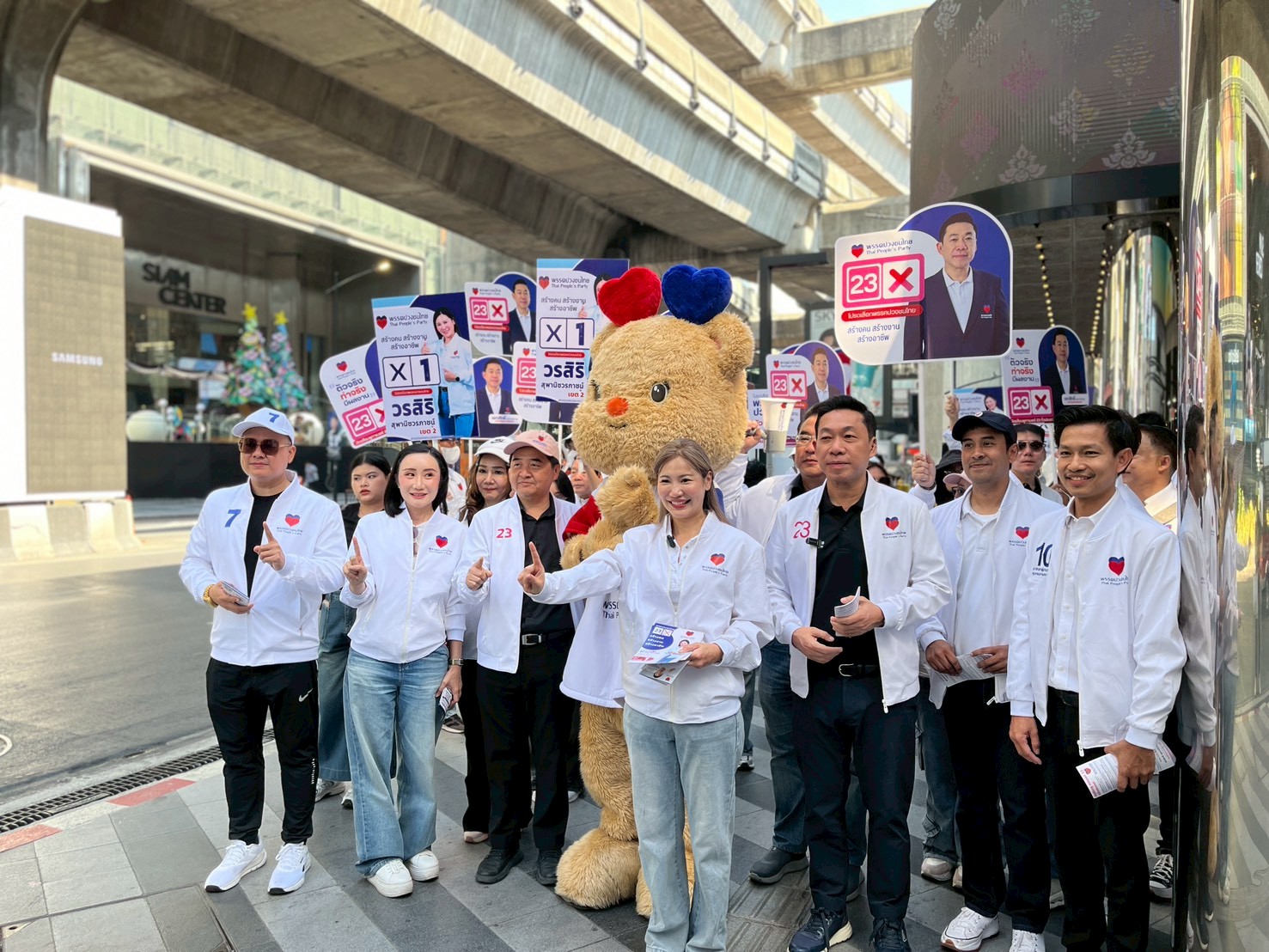 ตัวแทนพรรคปวงชนไทยจดบันทึกข้อเสนอแนะจากนักศึกษา