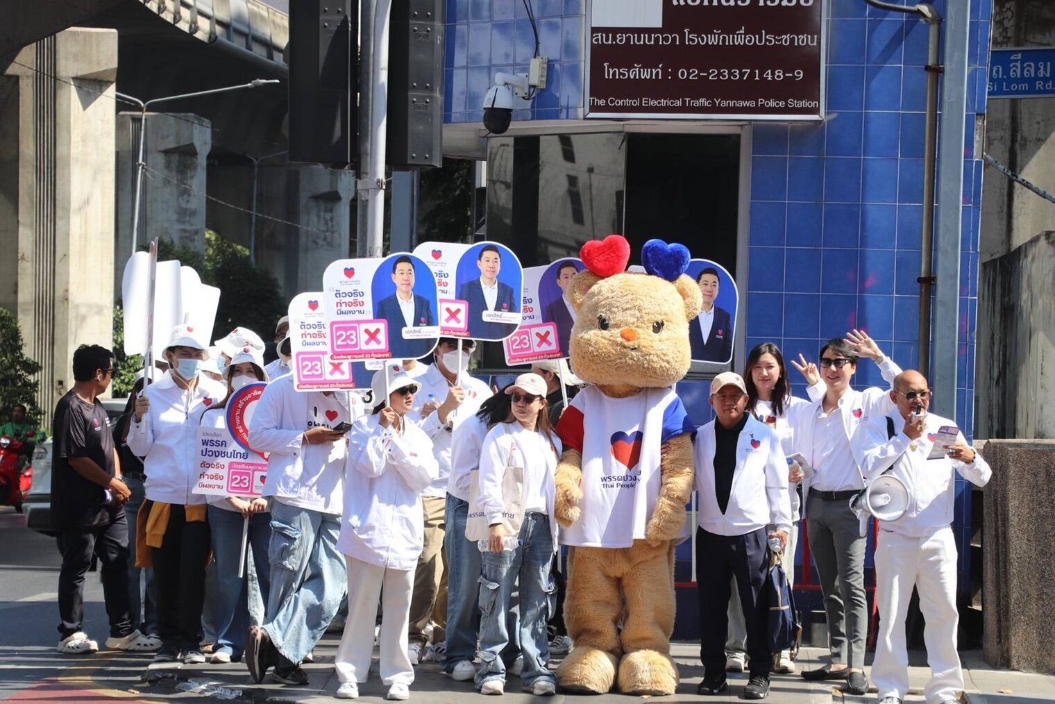 เอกสิทธิ์ พรรคปวงชนไทย ลงพื้นที่พบปะประชาชนย่านสยาม