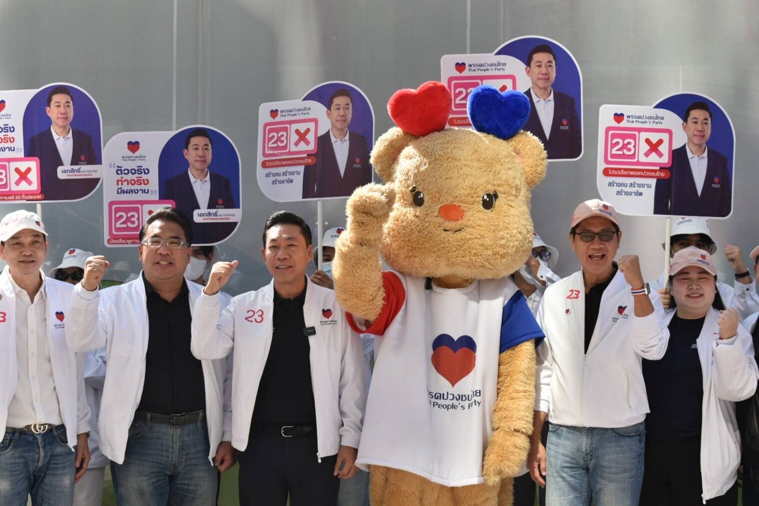 ทีมงานพรรคปวงชนไทยพูดคุยกับกลุ่มวัยรุ่น