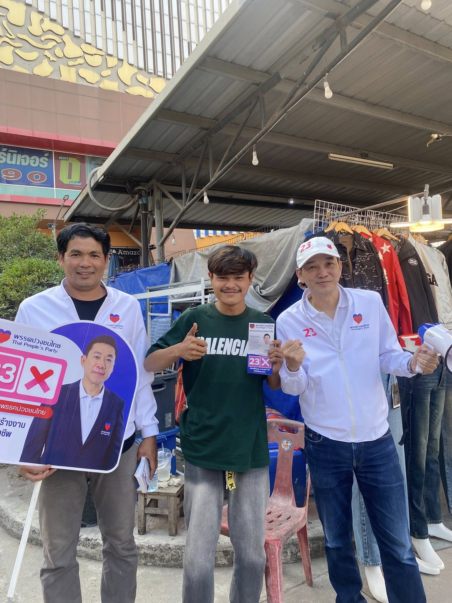 บรรยากาศการรับฟังปัญหาจากประชาชนที่ตลาดสะพานสี่