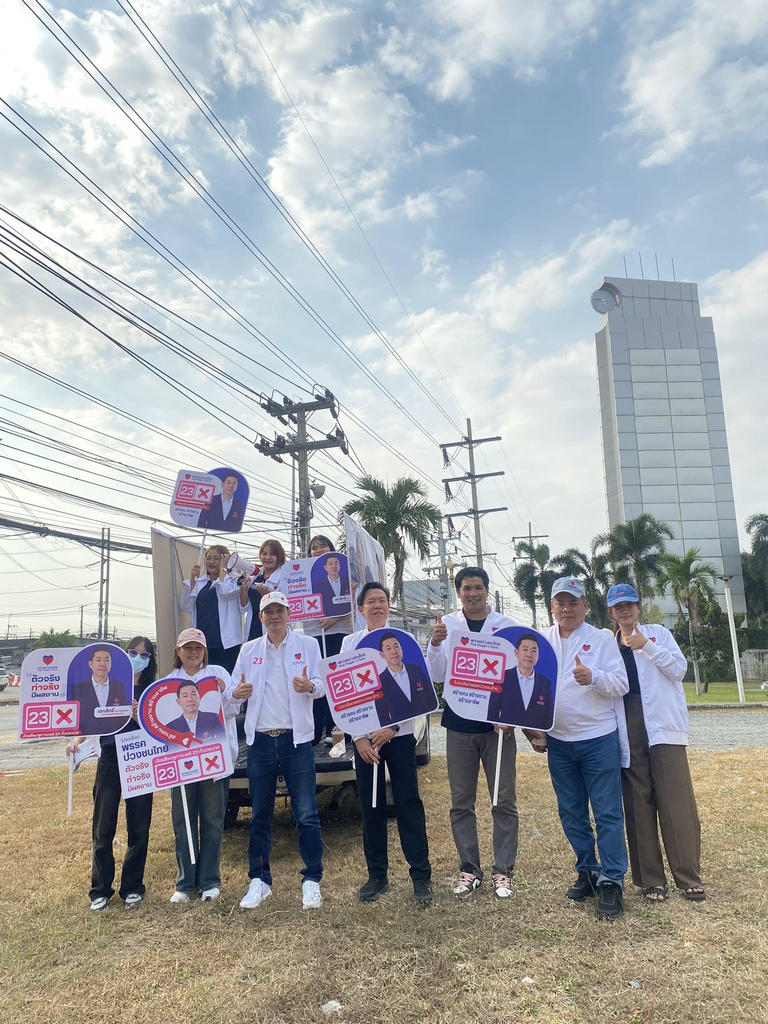 ประชาชนสะท้อนปัญหาความเป็นอยู่กับทีมงานที่ลงพื้นที่ตลาดมาบยางพร